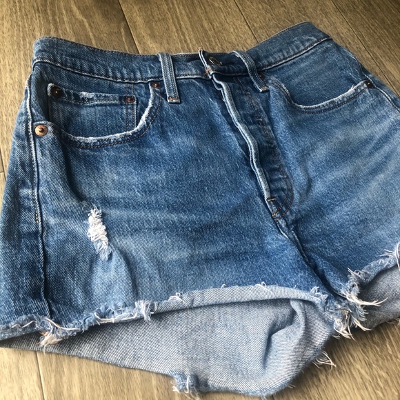 Levi’s 501 Light Wash Button Fly Jean Shorts - Picture 5 of 15